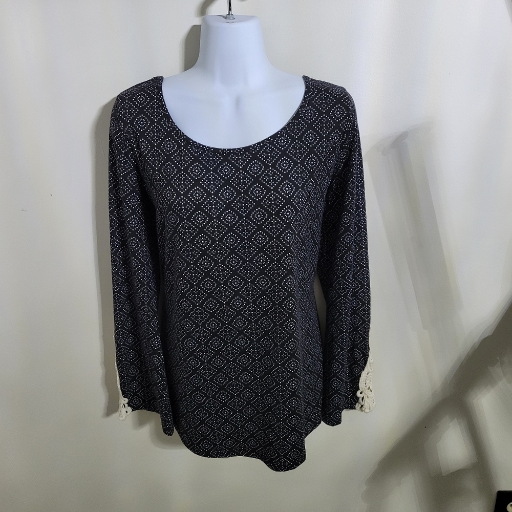 Maurices Elegant Black and White Patterned Women's Top w. Crochet Detail Sz M